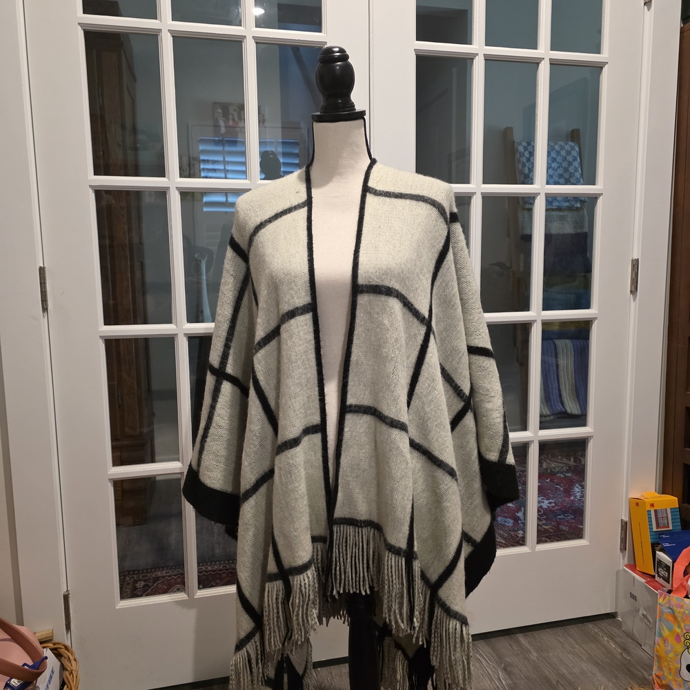 Vince Camuto Black and Cream Knit Sweater